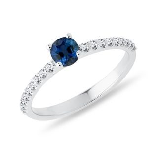 BAGUE D'OR BLANC ÉPURÉE AVEC SAPHIR ET DIAMANTS - BAGUES DE FIANÇAILLES EN SAPHIR - BAGUES DE FIANÇAILLES