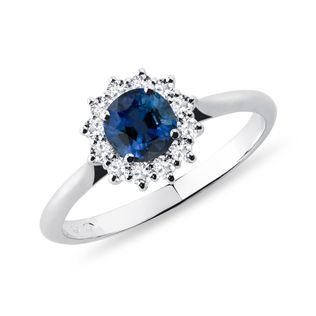 Round sapphire and diamond ring in white gold