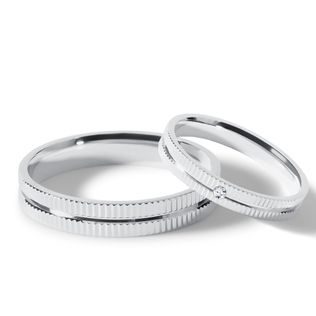 SET GRAVÍROVANÝCH PRSTEŇOV Z BIELEHO ZLATA S DIAMANTOM - SVADOBNÉ SÚPRAVY Z BIELEHO ZLATA - SVADOBNÉ OBRÚČKY