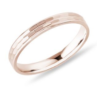 PÁNSKÝ PRSTEN S RYTÝM POVRCHEM V RŮŽOVÉM ZLATĚ - PÁNSKÉ SNUBNÍ PRSTENY - SNUBNÍ PRSTENY