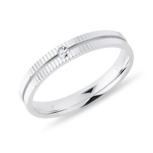 PRSTEŇ Z BIELEHO ZLATA S DIAMANTOM A VRÚBKOVANÍM - PRSTENE DIAMANT - PRSTENE