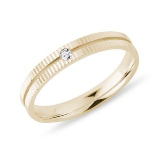 PRSTEN S DIAMANTEM A VROUBKOVÁNÍM VE ŽLUTÉM ZLATĚ - PRSTENY S DIAMANTY - PRSTENY