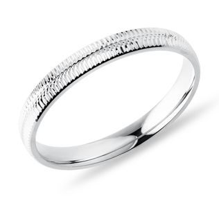 PÁNSKY PRSTEŇ S JEMNÝM GRAVÍROVANÍM V BIELOM ZLATE - SVADOBNÉ OBRÚČKY PÁNSKE - SVADOBNÉ OBRÚČKY