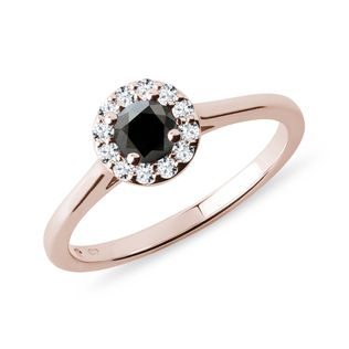 Pierścień halo z czarnym i przezroczystymi diamentami w różowym złocie