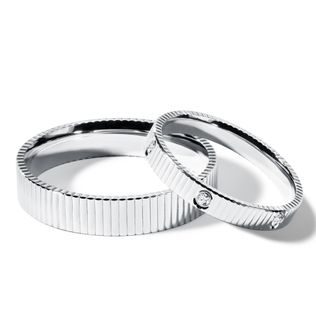 SNUBNÉ PRSTENE S LÍNIOVÝM GRAVÍROVANÍM V BIELOM ZLATE - SVADOBNÉ SÚPRAVY Z BIELEHO ZLATA - SVADOBNÉ OBRÚČKY