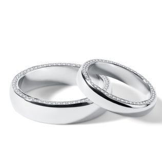 ZESTAW ŚLUBNY Z BIAŁEGO ZŁOTA Z DIAMENTAMI PO BOKACH - ZESTAWY OBRĄCZEK Z BIAŁEGO ZŁOTA - OBRĄCZKI