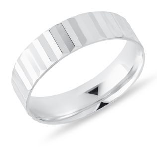 PÁNSKY PRSTEŇ Z BIELEHO ZLATA S PLISÉ ÚPRAVOU - SVADOBNÉ OBRÚČKY PÁNSKE - SVADOBNÉ OBRÚČKY