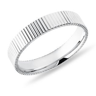 PÁNSKY PRSTEŇ S LÍNIOVÝM GRAVÍROVANÍM V BIELOM ZLATE - SVADOBNÉ OBRÚČKY PÁNSKE - SVADOBNÉ OBRÚČKY