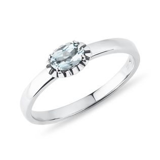 Oval aquamarine ring in white gold