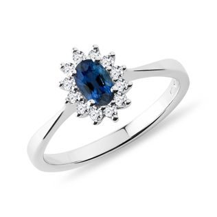 Oval sapphire and diamond ring in white gold
