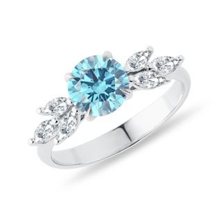 ZÁSNUBNÝ PRSTEŇ Z BIELEHO ZLATA S 1CT MODRÝM DIAMANTOM - PRSTENE S LAB-GROWN DIAMANTMI - ZÁSNUBNÉ PRSTENE