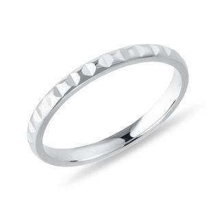 DÁMSKY GRAVÍROVANÝ PRSTEŇ Z BIELEHO 14K ZLATA - PRSTENE BIELE ZLATO - PRSTENE
