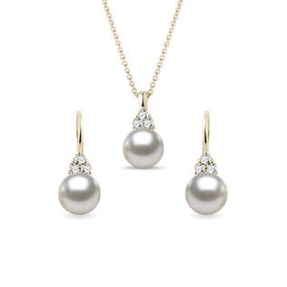 SCHMUCKSET MIT AKOYAPERLEN UND DIAMANTEN IN GELBGOLD - PERLENSCHMUCK SETS - PERLEN