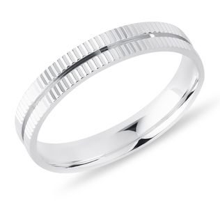 PÁNSKY PRSTEŇ Z BIELEHO ZLATA S VRÚBKOVANÍM - SVADOBNÉ OBRÚČKY PÁNSKE - SVADOBNÉ OBRÚČKY