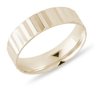 PÁNSKÝ PRSTEN S PLISÉ ÚPRAVOU VE ŽLUTÉM ZLATĚ - PÁNSKÉ SNUBNÍ PRSTENY - SNUBNÍ PRSTENY