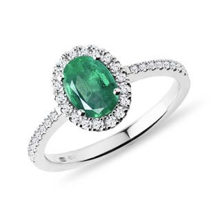 Ring mit ovalem Smaragd und Diamanten aus Weißgold