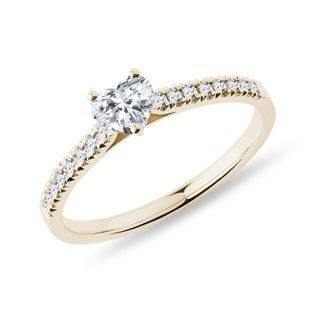 ROMANTYCZNY PIERŚCIONEK Z DIAMENTEM SERCEM W ŻÓŁTYM ZŁOCIE - ZARĘCZYNOWE Z DIAMENTAMI - PIERŚCIONKI ZARĘCZYNOWE