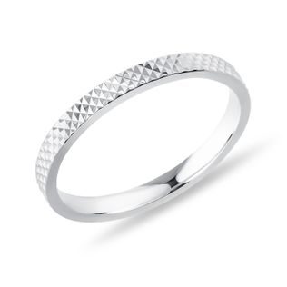 DÁMSKY PRSTEŇ Z BIELEHO ZLATA S JEMNÝM VZOROM - PRSTENE BIELE ZLATO - PRSTENE