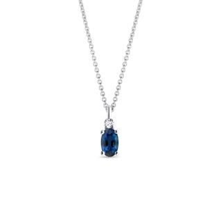 COLLIER EN OR BLANC ORNÉ D'UN SAPHIR OVALE ET D'UN DIAMANT - COLLIERS AVEC SAPHIR - COLLIERS