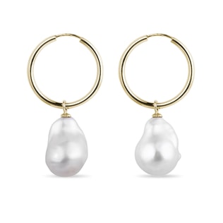 Baroque pearl hoop earrings in yellow gold