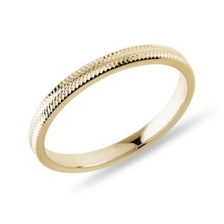 DÁMSKÝ PRSTEN S JEMNÝM GRAVÍROVÁNÍM VE ŽLUTÉM ZLATĚ - ZLATÉ PRSTENY - PRSTENY
