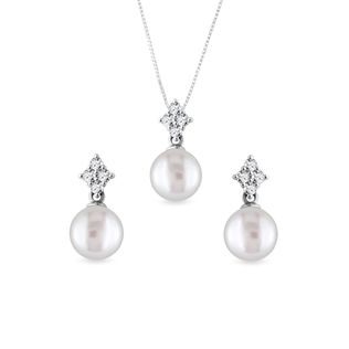 Elegant diamond and pearl jewellery set made of white gold