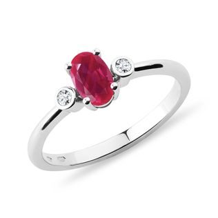 PRSTEŇ Z BIELEHO ZLATA S OVÁLNYM RUBÍNOM A BEZEL DIAMANTMI - ZÁSNUBNÉ PRSTENE S RUBÍNOM - ZÁSNUBNÉ PRSTENE