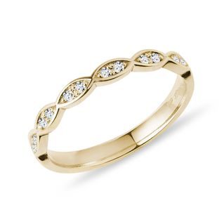 Wedding ring with diamonds in gold
