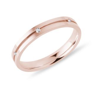 DÁMSKÝ PRSTEN S DRÁŽKOU A DIAMANTY V RŮŽOVÉM ZLATĚ - PRSTENY S DIAMANTY - PRSTENY