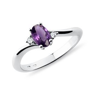 GOLD RING WITH A CENTRAL AMETHYST AND DIAMONDS - AMETHYST RINGS - RINGS