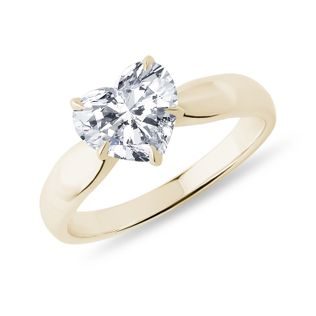 PIERŚCIONEK Z ŻÓŁTEGO ZŁOTA Z LABORATORYJNYM DIAMENTEM W KSZTAŁCIE SERCA - PIERŚCIONKI Z LAB GROWN DIAMENTAMI - PIERŚCIONKI ZARĘCZYNOWE