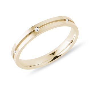 DÁMSKÝ PRSTEN S DRÁŽKOU A DIAMANTY VE ŽLUTÉM ZLATĚ - PRSTENY S DIAMANTY - PRSTENY