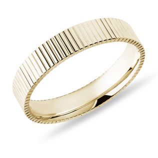 PÁNSKÝ PRSTEN S LINIOVÝM GRAVÍROVÁNÍM VE ŽLUTÉM ZLATĚ - PÁNSKÉ SNUBNÍ PRSTENY - SNUBNÍ PRSTENY