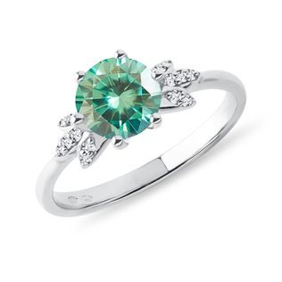 Prsten z bílého zlata s diamanty a zeleným moissanitem