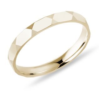 PÁNSKÝ SNUBNÍ PRSTEN S FASETAMI VE ŽLUTÉM ZLATĚ - PÁNSKÉ SNUBNÍ PRSTENY - SNUBNÍ PRSTENY