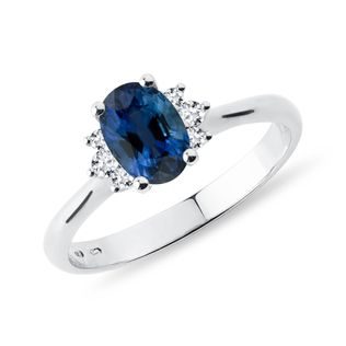 DIAMANTOVÝ ZÁSNUBNÝ PRSTEŇ Z BIELEHO ZLATA SO ZAFÍROM - ZÁSNUBNÉ PRSTENE SO ZAFÍROM - ZÁSNUBNÉ PRSTENE