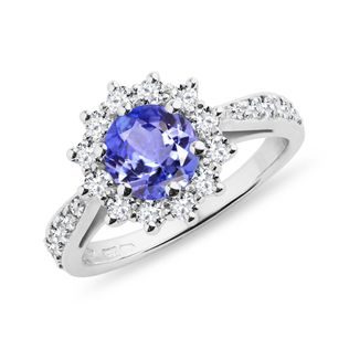 PIERŚCIONEK Z BIAŁEGO ZŁOTA Z OKRĄGŁYM TANZANITEM I DIAMENTAMI - PIERŚCIONKI Z TANZANITAMI - PIERŚCIONKI
