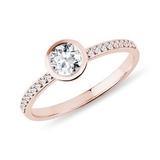 BAGUE DE FIANÇAILLES EN OR ROSE AVEC DIAMANT SERTI CLOS - BAGUES DE FIANÇAILLES ORNÉES DE DIAMANTS - BAGUES DE FIANÇAILLES