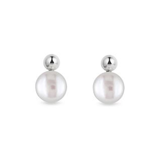 Moderní perlové náušnice v bílém zlatě