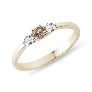 BAGUE EN OR JAUNE AVEC DIAMANT DE CHAMPAGNE ET DIAMANTS CLAIRS - BAGUES DE FIANÇAILLES AVEC DIAMANTS DE COULEUR - BAGUES DE FIANÇAILLES