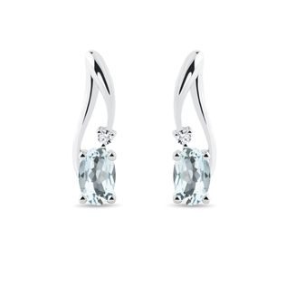 WISZĄCE KOLCZYKI Z BIAŁEGO ZŁOTA Z AKWAMARYNAMI I MAŁYMI DIAMENTAMI - KOLCZYKI Z AKWAMARYNAMI - KOLCZYKI