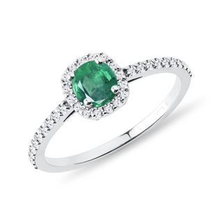 Smaragdový zásnubný prsteň z bieleho zlata