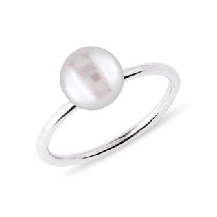 Prsten se sladkovodní perlou v bílém zlatě