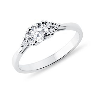 BAGUE DELUXE AVEC UN DIAMANT ET BRILLANTS PÉRIPHÉRIQUES - BAGUES DE FIANÇAILLES EN DIAMANT - BAGUES DE FIANÇAILLES