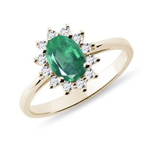 PIERŚCIONEK WYKONANY Z ŻÓŁTEGO ZŁOTA Z DIAMENTAMI I SZMARAGDEM - PIERŚCIONKI ZE SZMARAGDAMI - PIERŚCIONKI