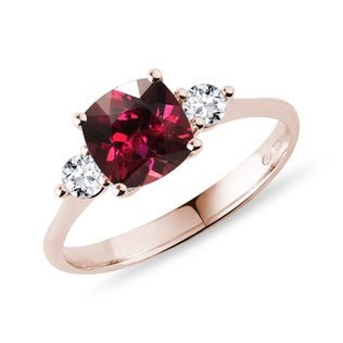 Prsten s rhodolitem a brilianty v růžovém zlatě