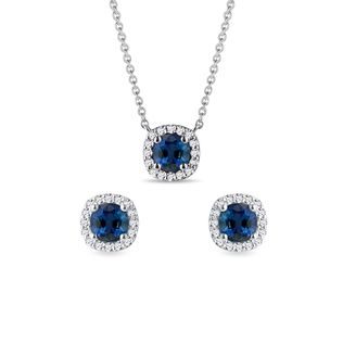 LUXUS-SCHMUCKSET MIT DIAMANTEN UND SAPHIREN - SCHMUCK-SETS{% if product.kategorie.adresa_nazvy[0] != product.kategorie.nazev %} - SCHMUCK{% endif %}