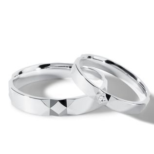 SNUBNÝ SET S FAZETAMI PO STRANÁCH V BIELOM ZLATE - SVADOBNÉ SÚPRAVY Z BIELEHO ZLATA - SVADOBNÉ OBRÚČKY