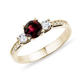 Zlatý prsten s granátem a čirými diamanty
