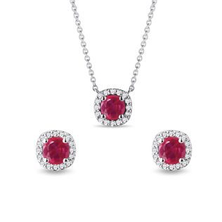 UN ENSEMBLE DE BIJOUX LUXUEUX AVEC DES RUBIS DANS UN STYLE HALO - ENSEMBLES DE BIJOUX EN GEMMES - BIJOUX